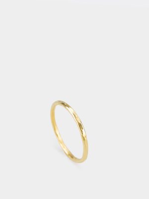 Thin round martelé ring