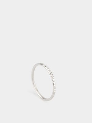 Thin lined martelé ring