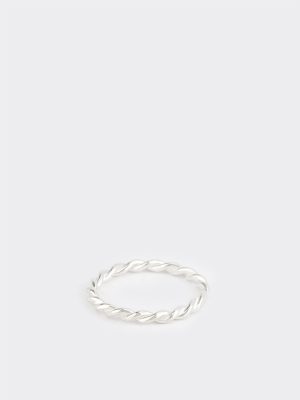 Twisted ring