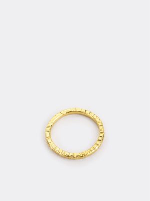 Thick lined martelé ring