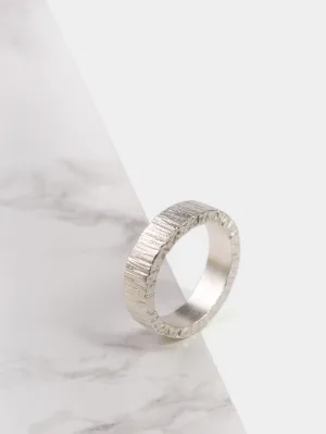 Anillo ancho martelè rayado