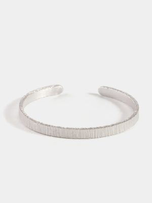 Wide lined martelé bracelet