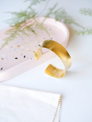 Curved martelè bracelet