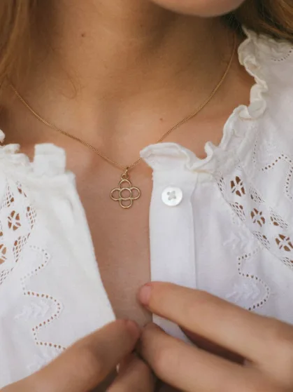 martelie-collares-collar-flor-de-barcelona-mediana-oro-9k-2-2