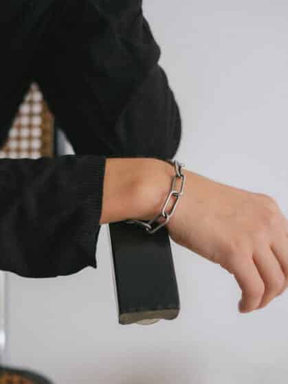 martelie-pulseras-pulsera-diamantada-ancha-plata-vieja-6