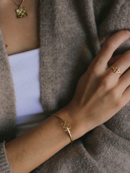 martelie-pulseras-pulsera-flor-de-barcelona-rigida-oro-4