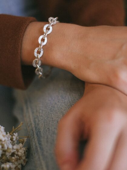 martelie-pulseras-pulsera-martele-gruesa-plata-2