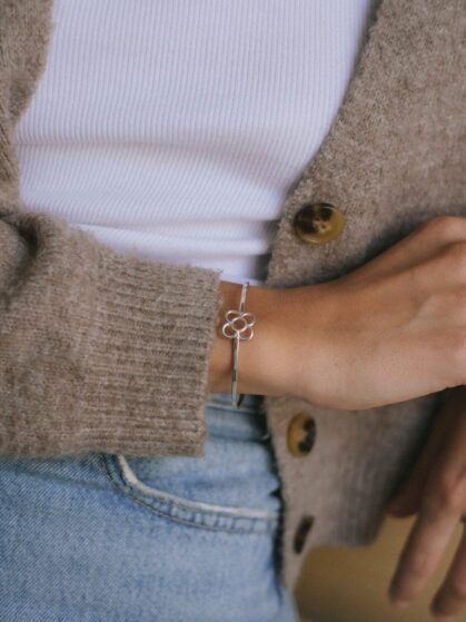 matelie-pulseras-pulsera-flor-de-barcelona-rigida-plata-7